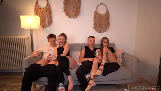 Rżniemy się obok przyjaciół, którzy z zapałem oglądają telewizor