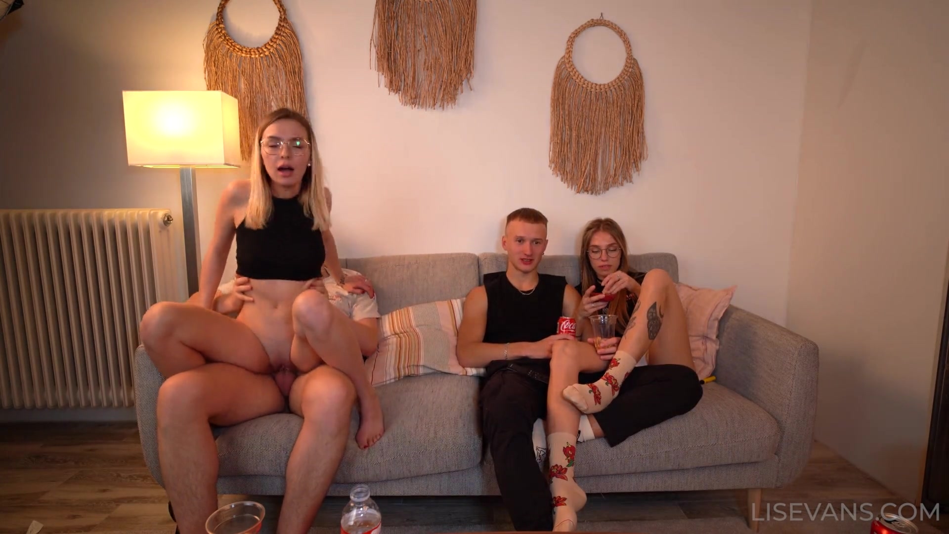 Rżniemy się obok przyjaciół, którzy z zapałem oglądają telewizor