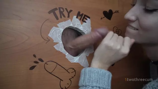Gloryhole porno – młoda dziewczyna po raz pierwszy ssie przez dziurę w ścianie
