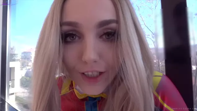 Cosplayerka pieprzy się z facetem na schodach