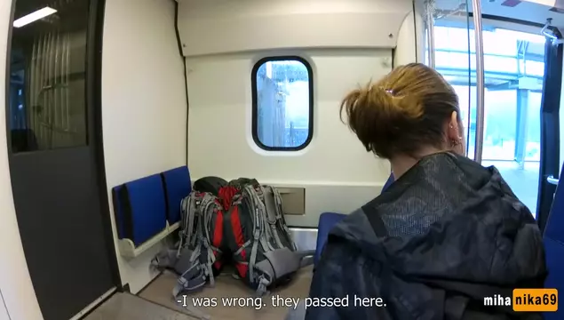 Idiota! Chciał mnie wziąć na słabo, a ja wzięłam i obciągnęłam mu prosto w pociągu!