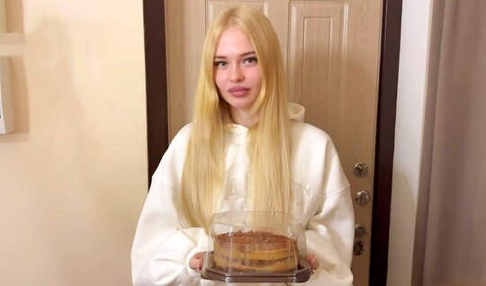 Rosyjska blondynka podczas domowego seksu podstawia cipkę do waginy