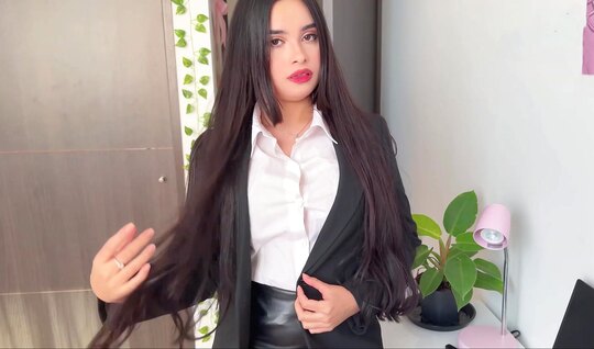 Sekretarka w pończochach podarowała swojemu szefowi domowe analne porno z orgazmem