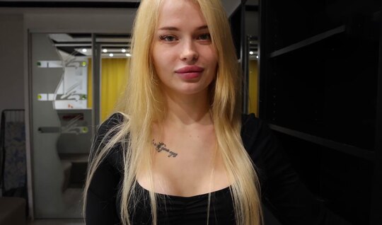 Gość poznał rosyjską blondynkę i namówił ją na nagranie domowego seksu