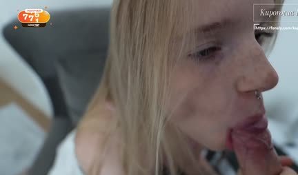 Blondyneczka aktywnie ssie gorący trzon lubieżnego szantażysty