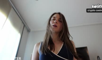 Dziewczyna z idealną dupką pieprzy się w porno z perspektywy pierwszej osoby