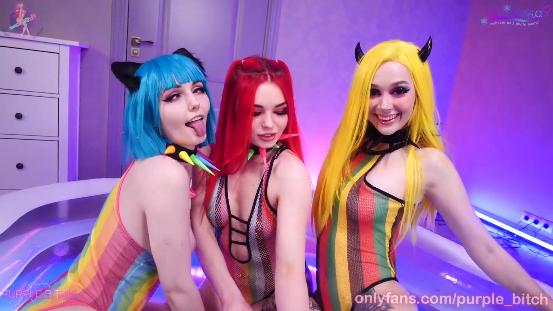 Trzy cosplay dziewczyny urządziły grupowy lesbijski seks w basenie